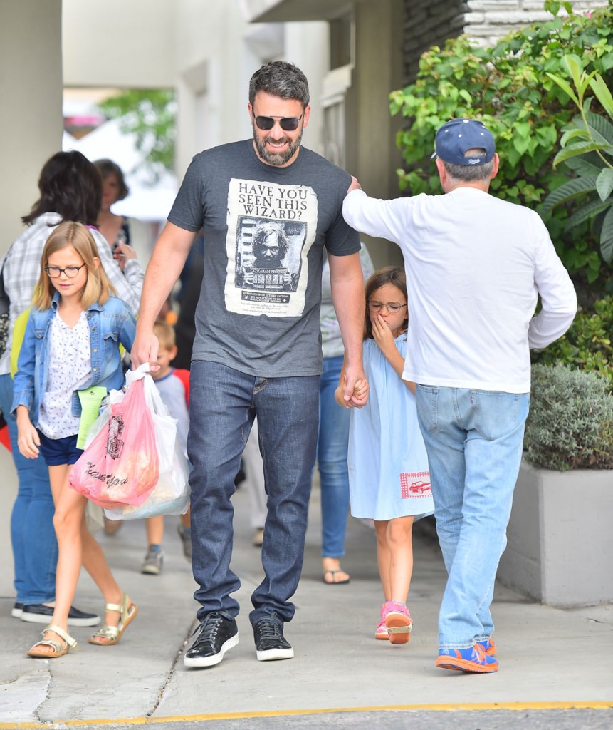 Ben Affleck takes his children to the Farmers Market