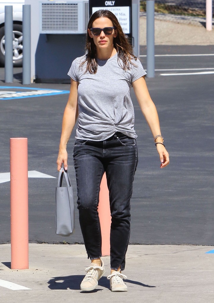 Jennifer Garner Out For Lunch In Pacific Palisades