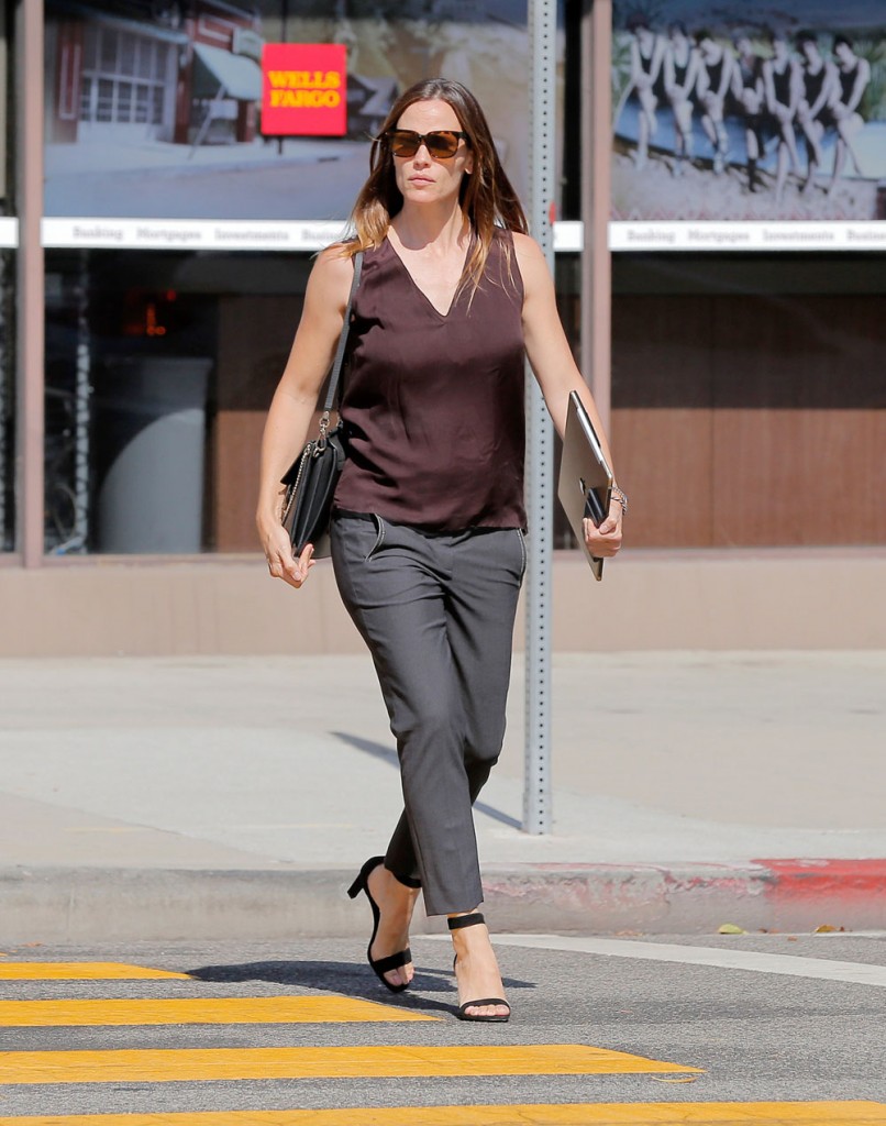 Jennifer Garner & Her Girls Out And About In Santa Monica