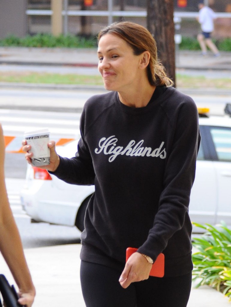 Jennifer Garner Grabs Coffe After A Workout