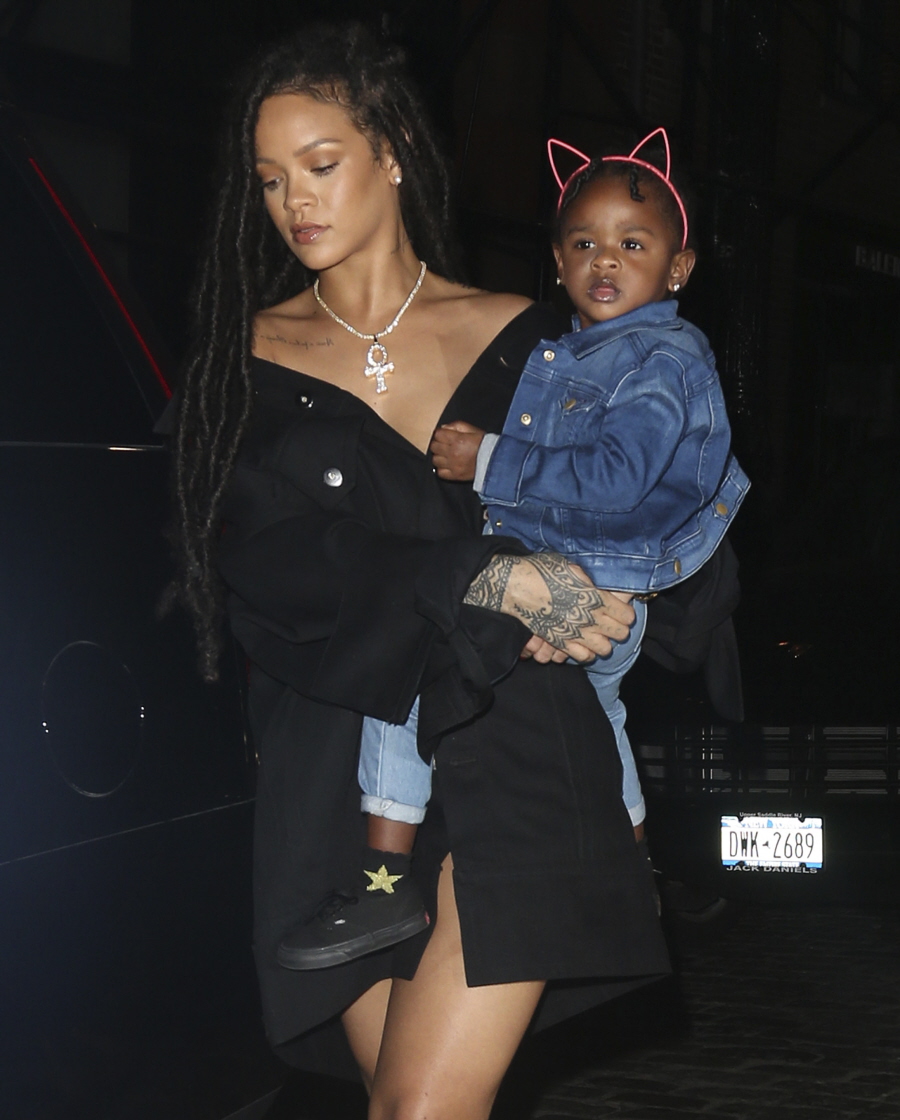 FFN_GGFF_Rihanna_and_niece_100716_52197294