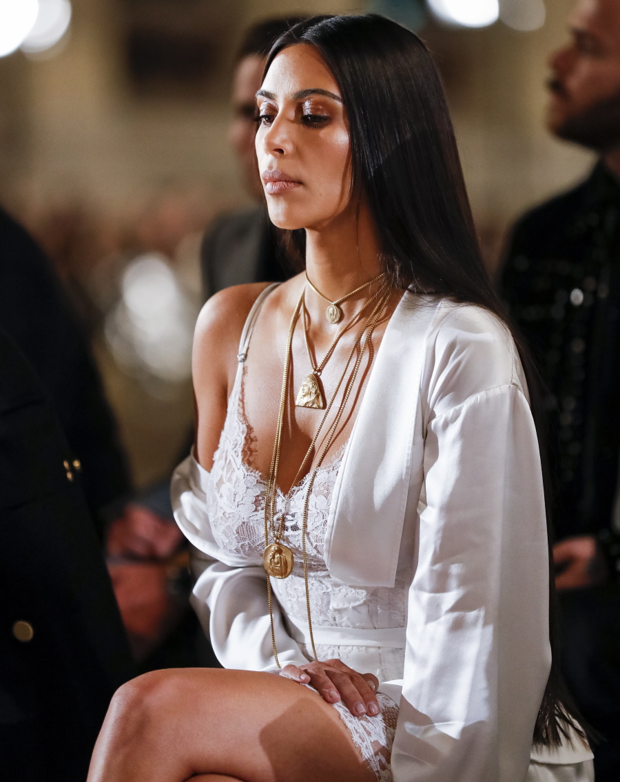 FFN_KimK_Givenchy_CHP_100316_52192613