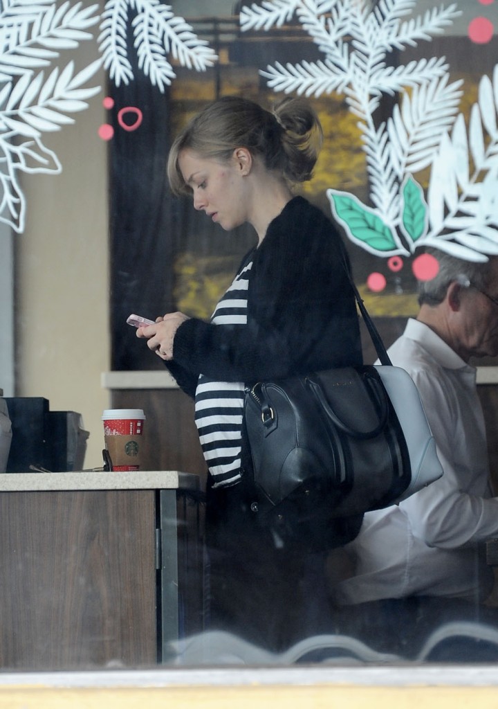 Amanda Seyfried shows off her baby bump