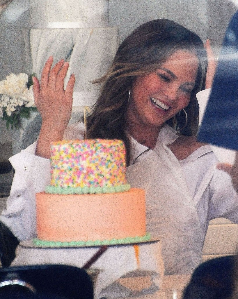 Chrissy Teigen Decorates A Cake At Cakemix