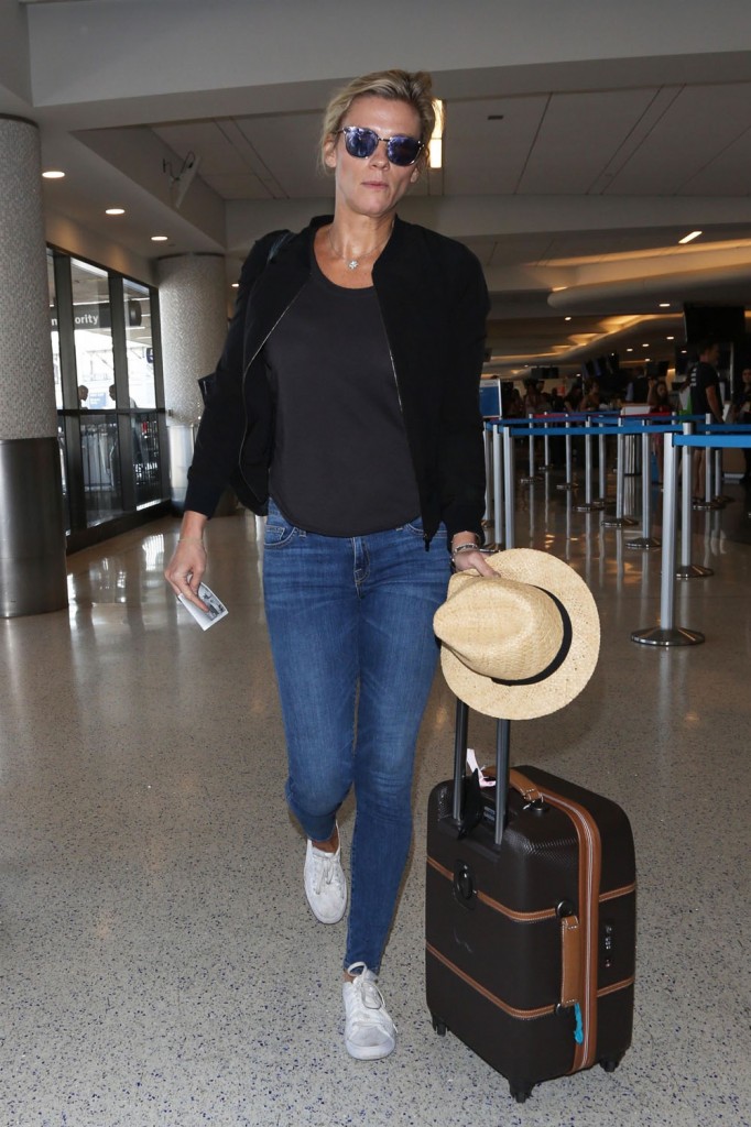 Ben Affleck's new girlfriend Lindsay Shookus catches a flight at LAX