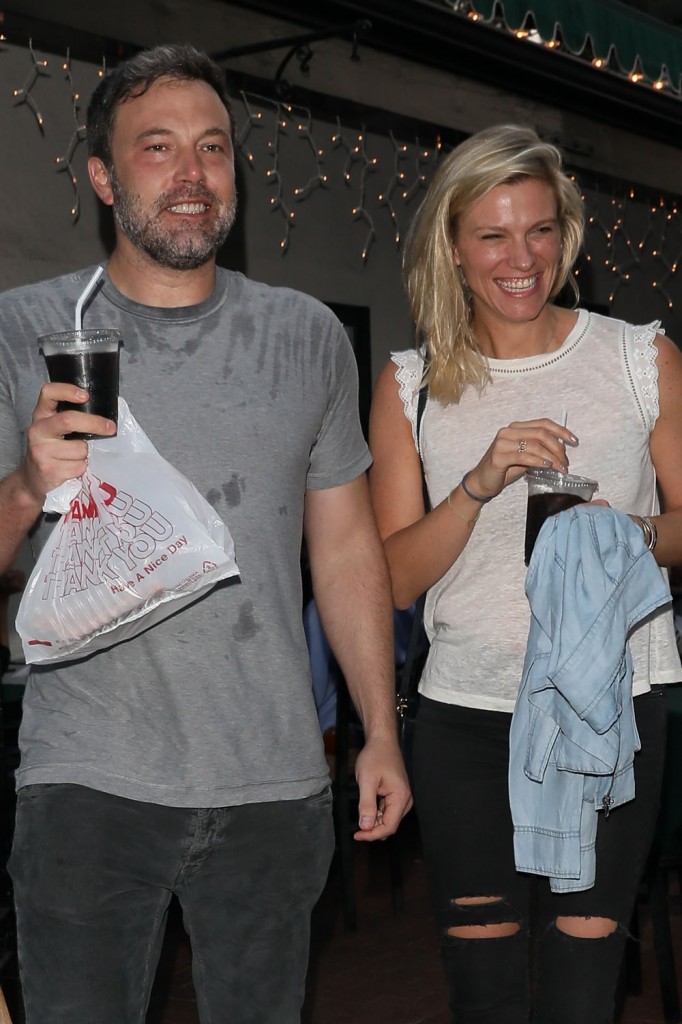 Ben Affleck and Lindsay Shookus grab a piece of pizza