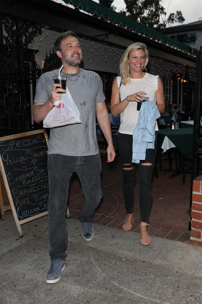 Ben Affleck and Lindsay Shookus grab a piece of pizza