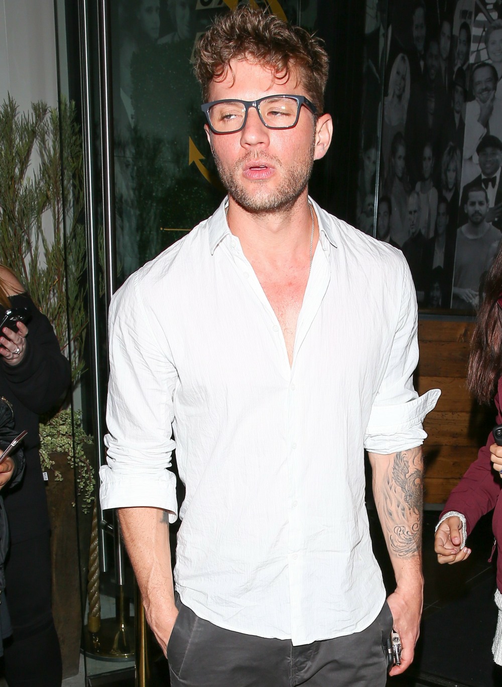 Ryan Phillippe keeps it casual after dinner
