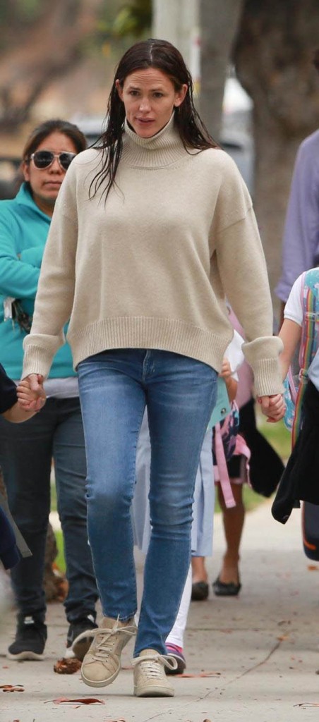 Jennifer Garner does the school run and collects her kids in Los Angeles