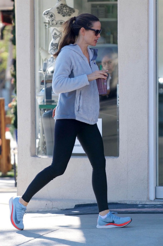 Jennifer Garner stops for a smoothie before hitting the gym