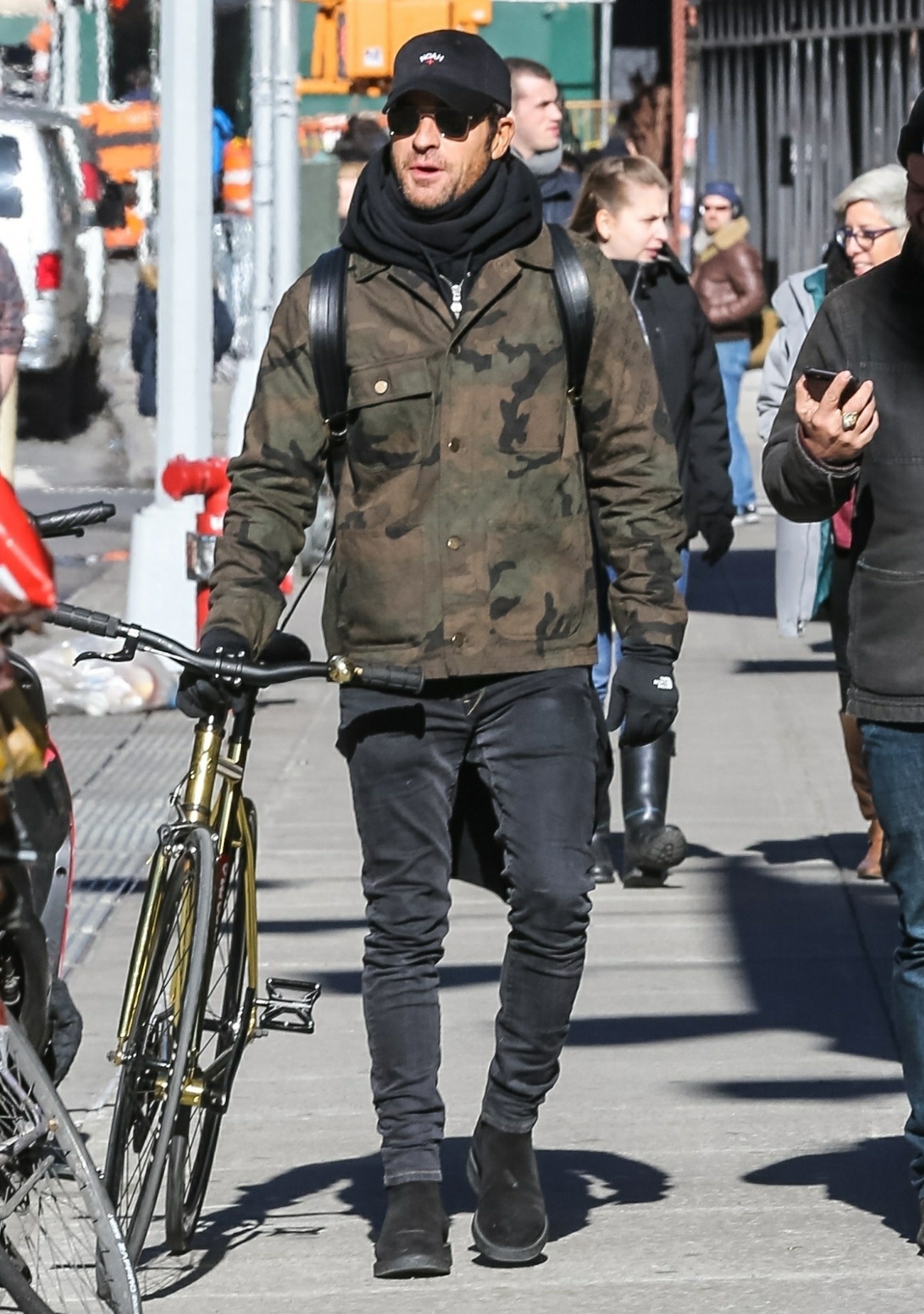 Justin Theroux pushes his bike after grabbing lunch with friends in Soho
