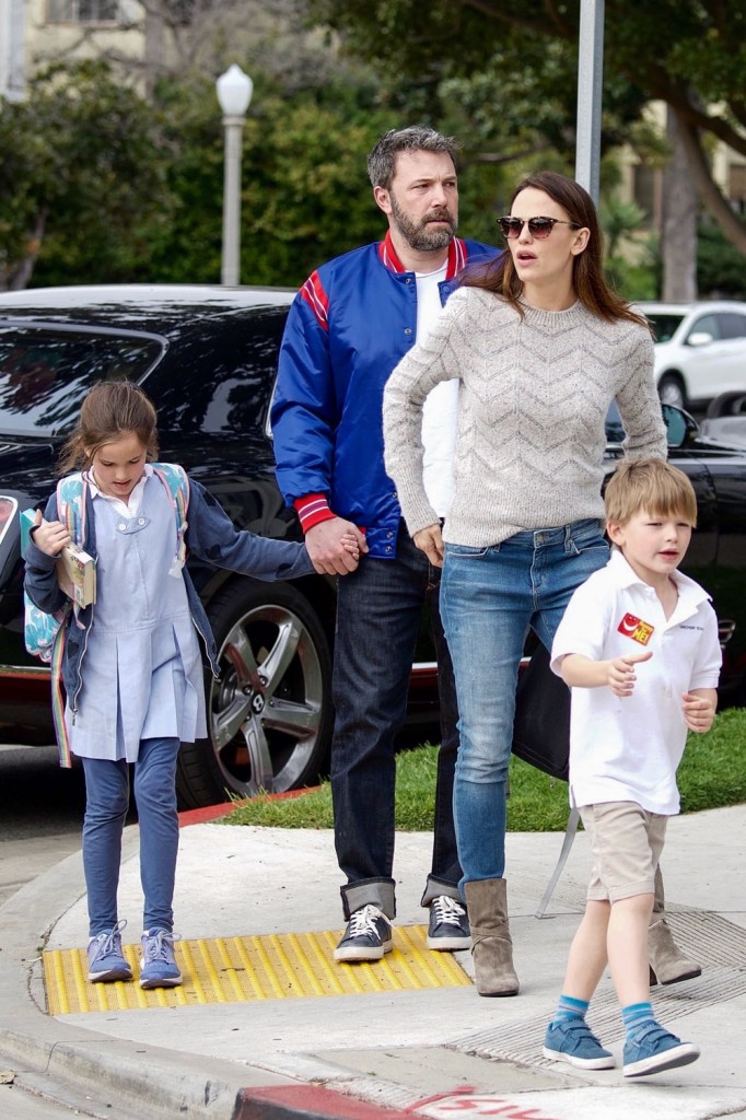 Ben Affleck meets with Jennifer Garner to say hello to his kids after school