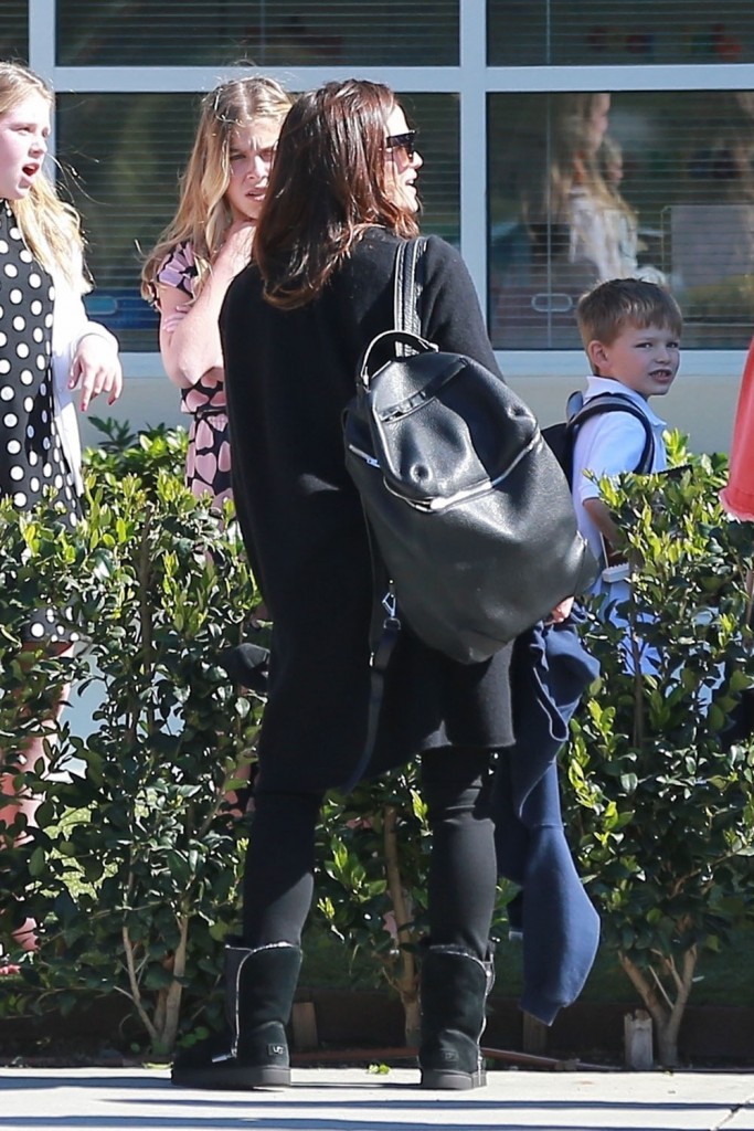 Jennifer Garner picks her kids up from school