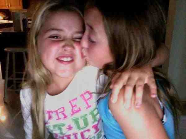Sisters cam. Сестра Реал. Младшая дочь омегле. Две сестры webcam. Noah Lindsey Cyrus & Emily Grace REAVES,.