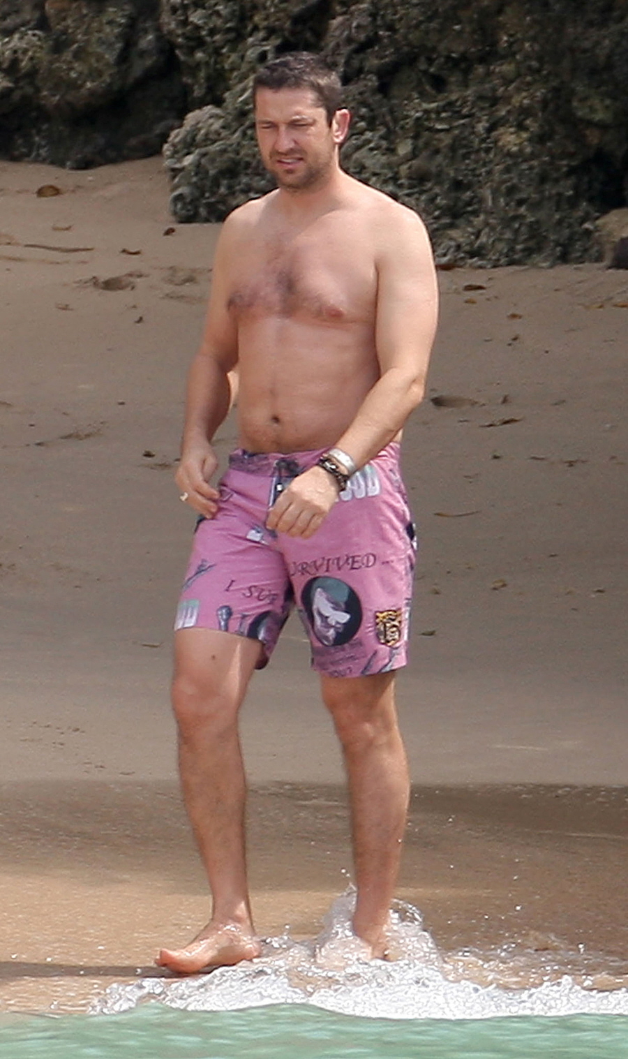 Gerard Butler shows off his gut & moobs in Barbados: Viewing Photo.