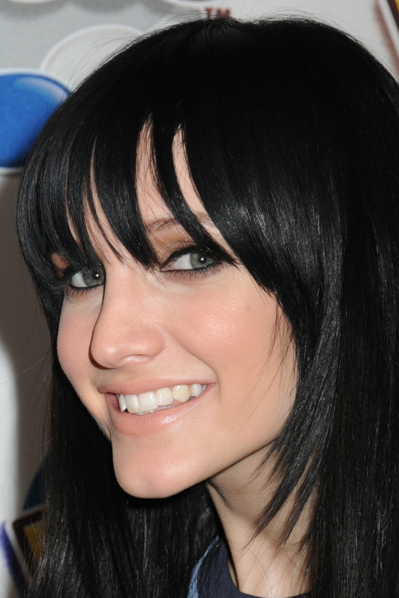 Is Ashlee Simpson’s old nose growing back? 