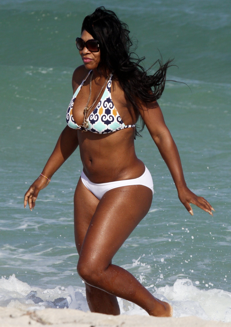 Serena Williams rocks a white bikini" links.