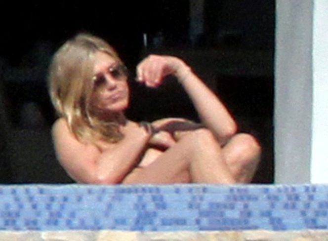 Jennifer Aniston dons black bikini, bends over for the paparazzi: Viewing P...