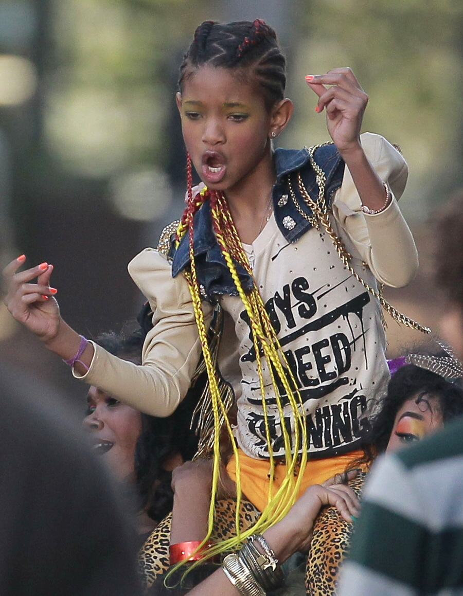 Willow Smithâ€™s new video for "21st Century Girl": horrible or cut...