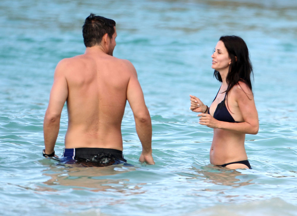 US Weekly: Courteney Cox was staying in the same villa as Josh Hopkins on v...