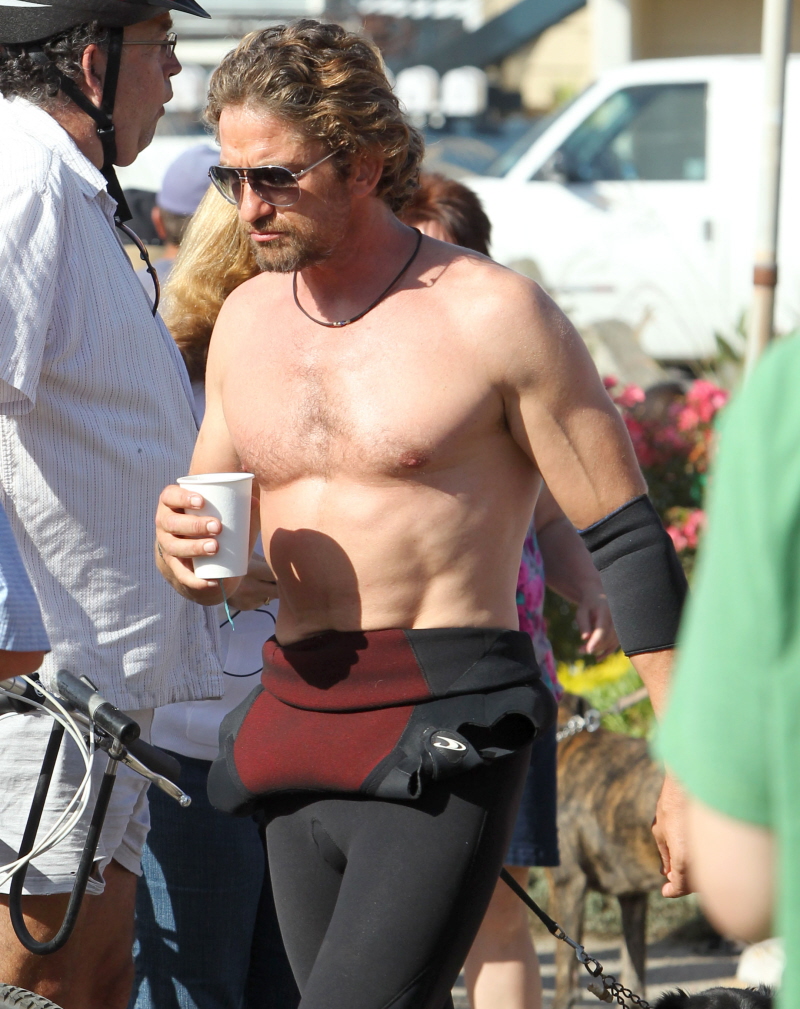 Why does Gerard Butler’s bulge look so. unimpressive? 