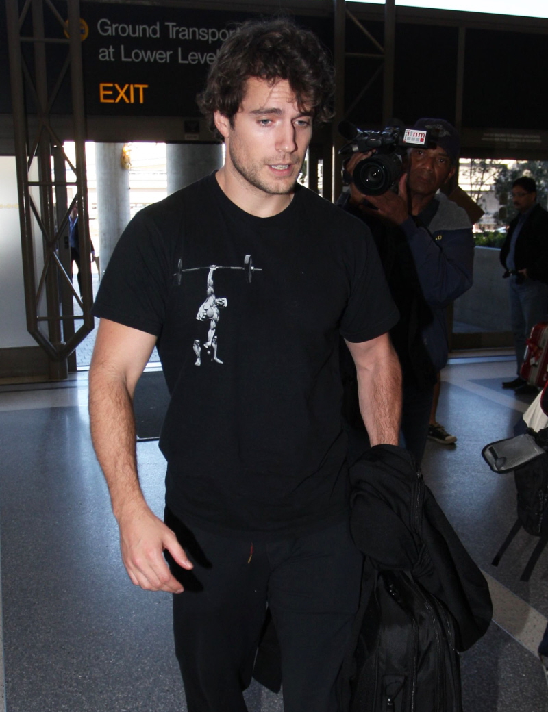 Henry Cavill with unruly curly hair & sweatpants at LAX: would you hit ...
