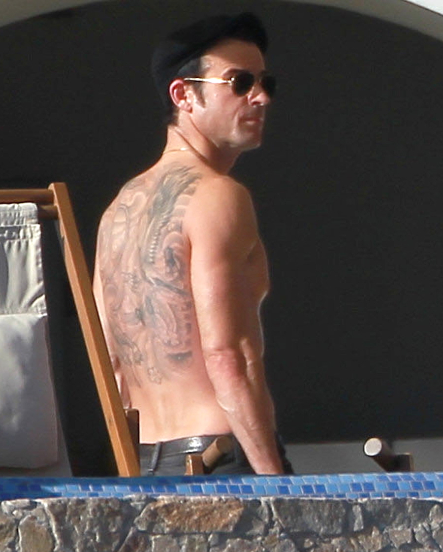 Jennifer Aniston does not look at all "bump-y" in Cabo with Justi...
