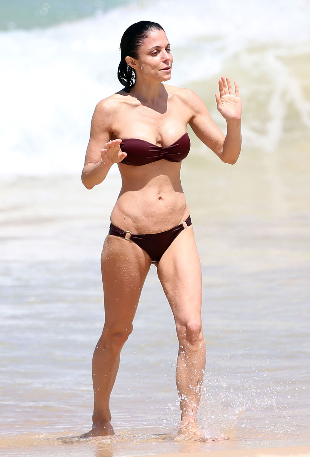 Bethenny Frankel takes surfing lessons in Sydney, shows off bikini bod: Vie...