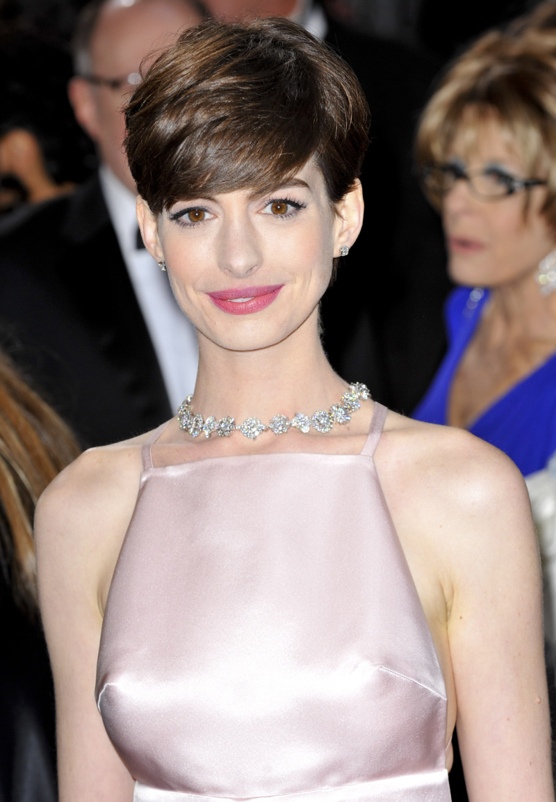 Anne Hathaway in pale pink Prada at the Oscars: pretty or kind of trashy? 