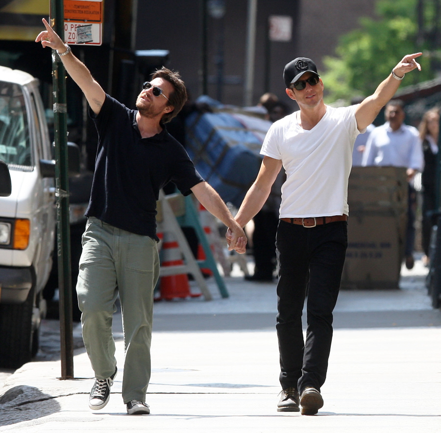 Jason Bateman & Will Arnett hold hands in NYC: the best photo op ever? 