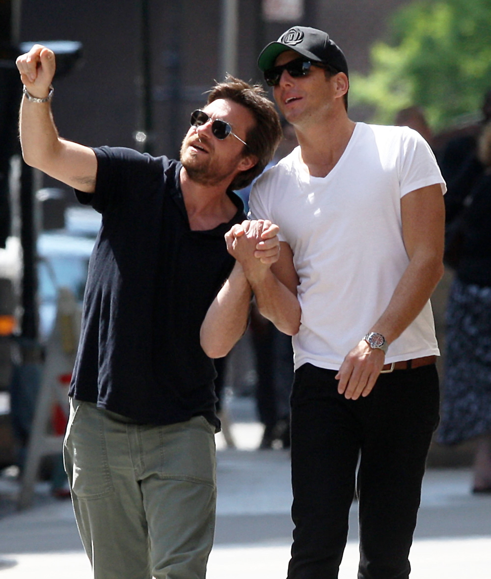 Jason Bateman & Will Arnett hold hands in NYC: the best photo op ever? 