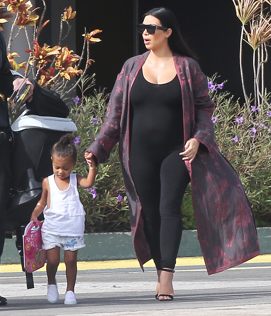 Cele|bitchy | Kim Kardashian wore a maternity onesie for a long plane ride: fine or terrible?