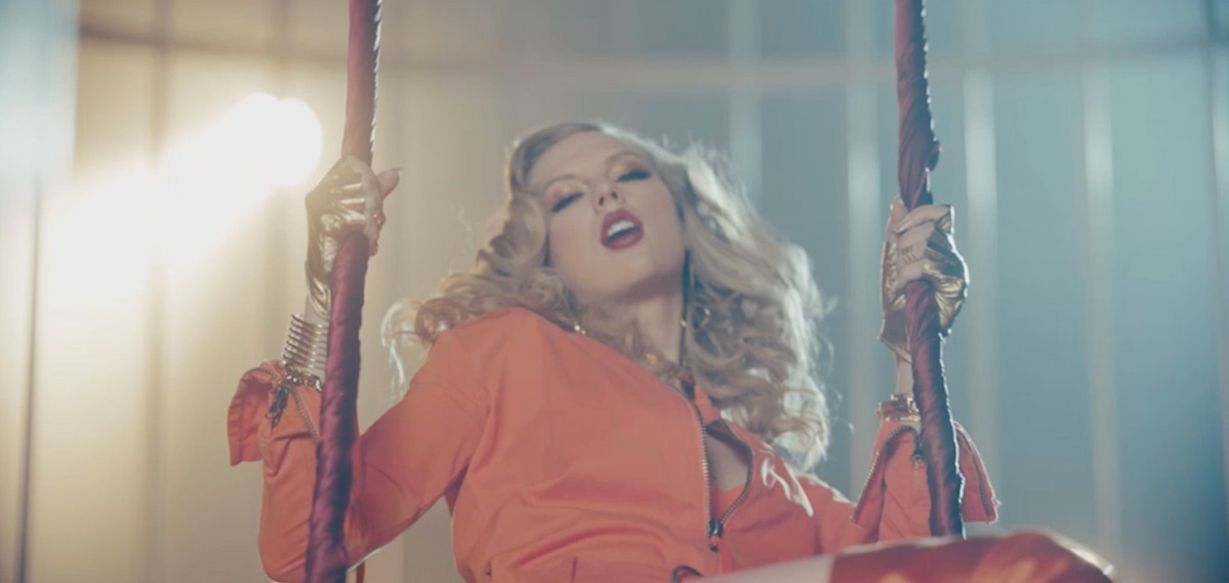 Swift клипы. Тейлор свифт шейк. Taylor swift look what you made me do обложка. Тейлор свифт you need to calm. Тейлор свифт look what you made me.