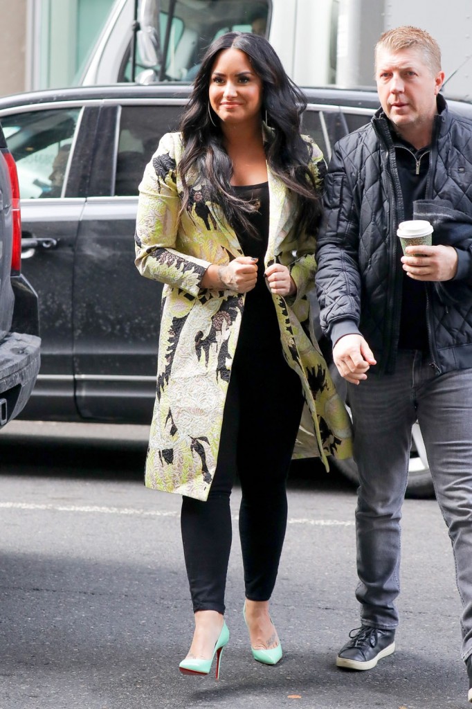 Demi Lovato poses with fans as she arrives at SiriusXM studios