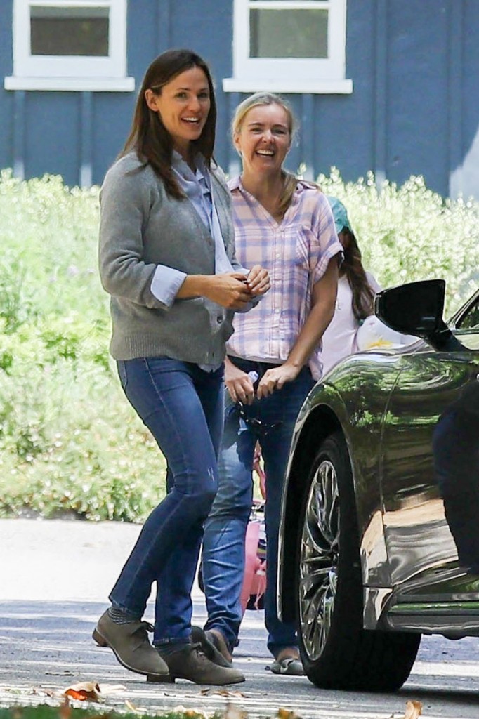 Jennifer Garner receives a gift from daughter Seraphina