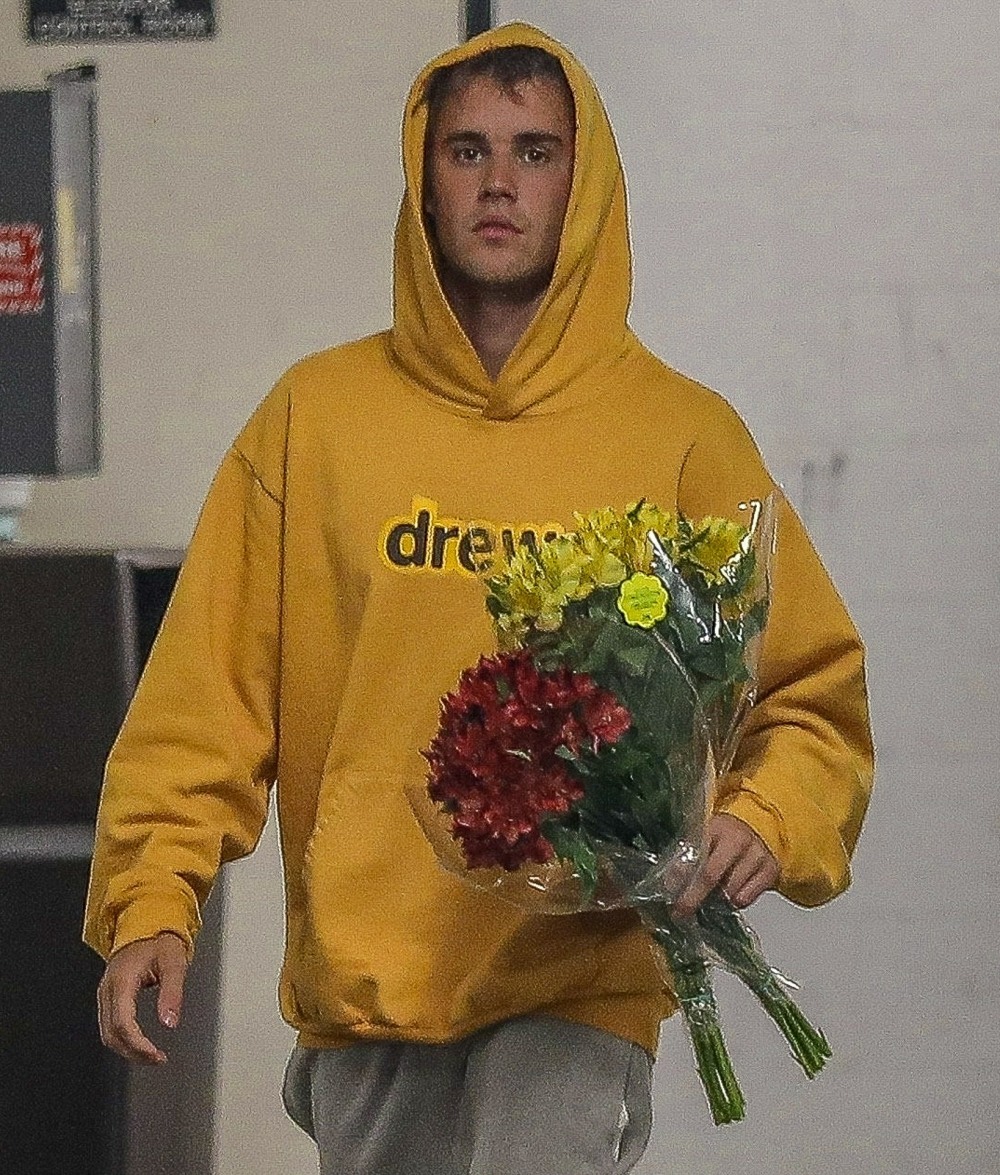Justin Bieber buys wifey some flowers