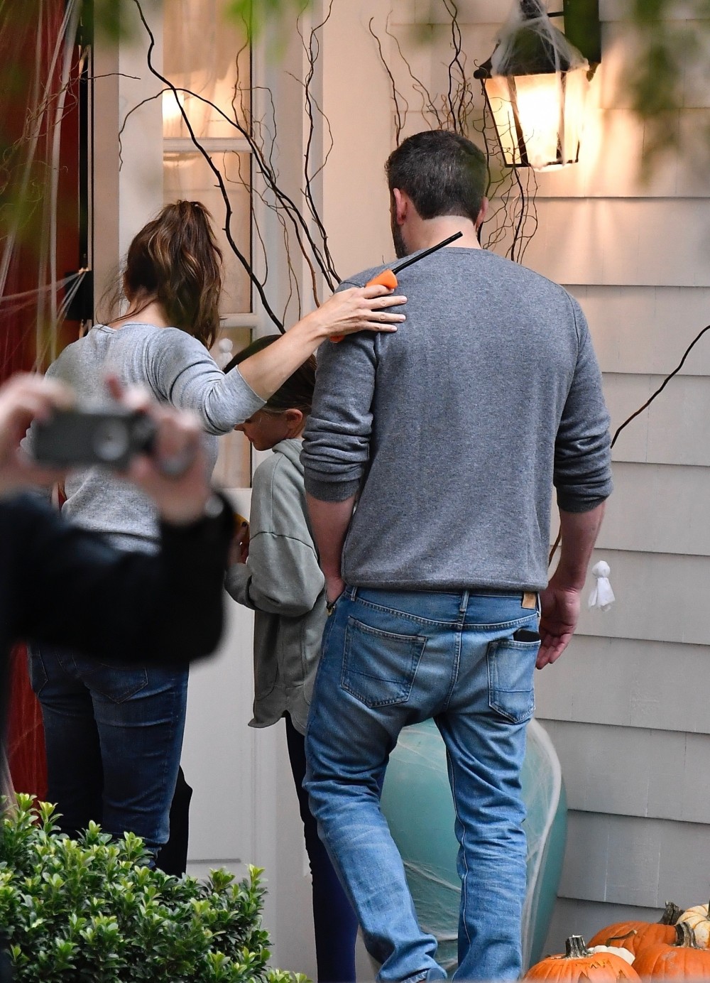 Ben Affleck and Jennifer Garner spend Sunday doing Halloween decorations