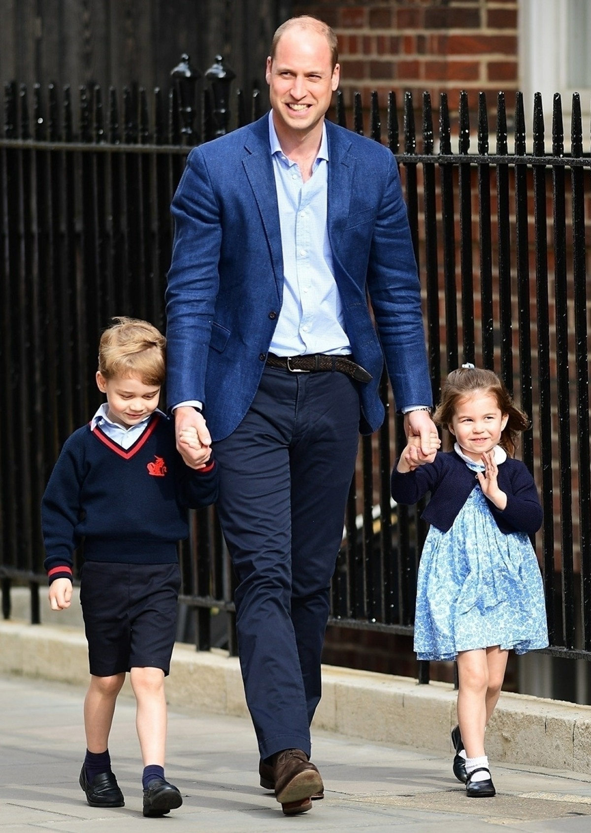 Prince William and his children arrive to the Lindo Ward