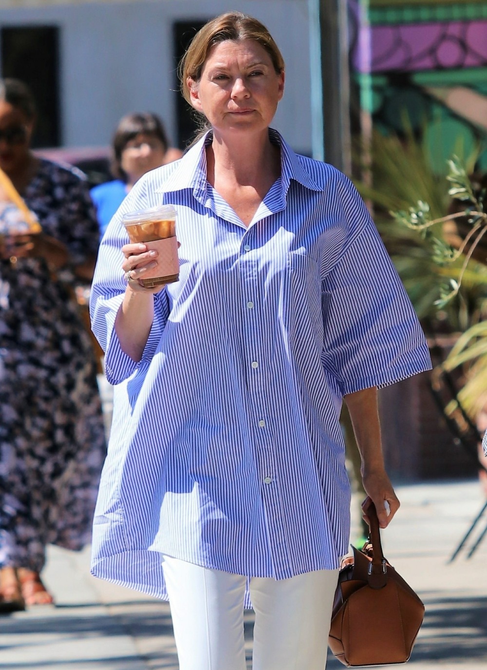 Actress Ellen Pompeo grabs coffee while rocking oversized shirt during outing at Alfred's