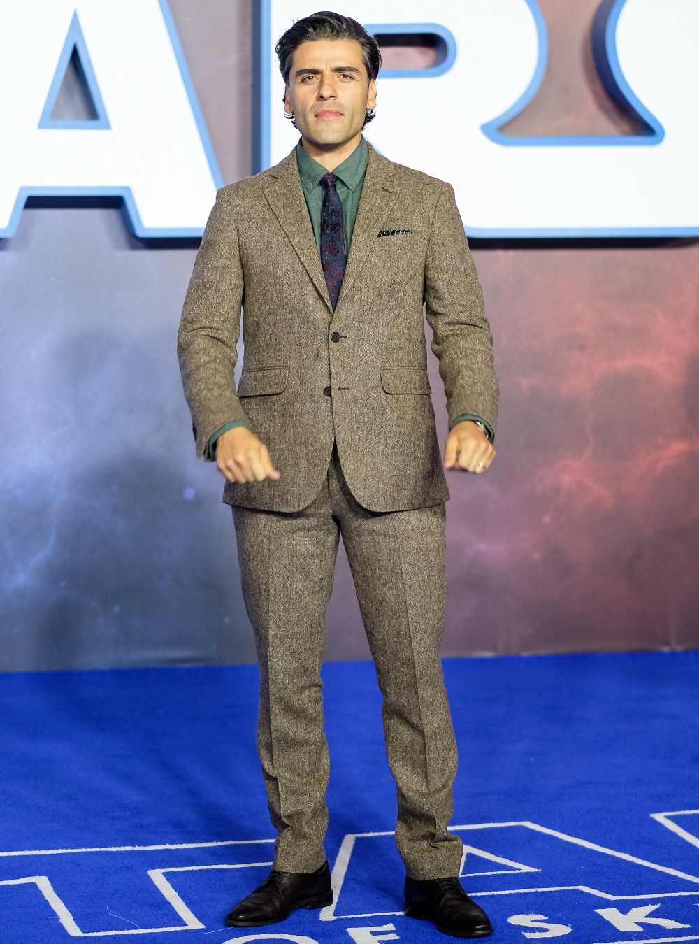 Oscar Isaac poses at European Premier of Star Wars: The Rise of Skywalker on Wednesday 18 December 2019