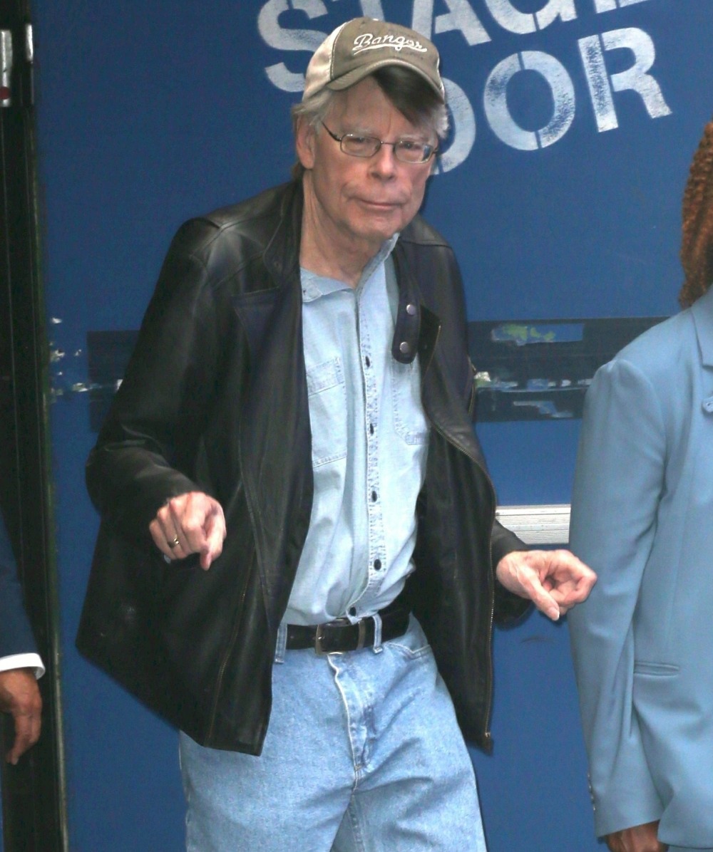 Stephen King has fun with photographers at GMA
