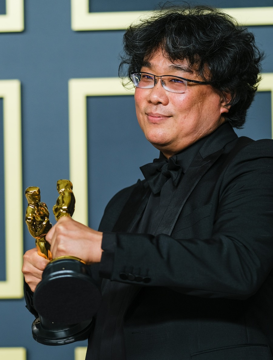 Bong Joon Ho poses with the Oscar for Best Picture in the film Parasite during the the 92nd Academy Awards, 2020 on Sunday 9 February 2020