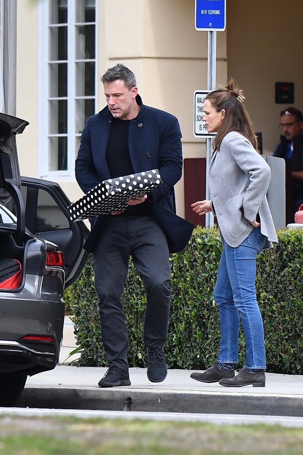 Jennifer Garner and Ben Affleck team up to take their son to a party
