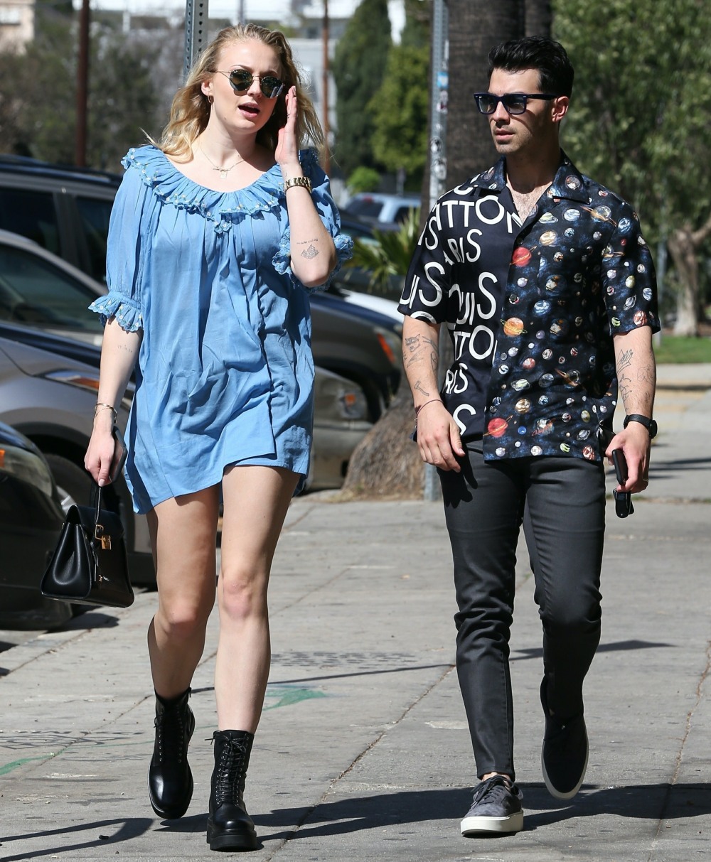 Joe Jonas and pregnant wifey Sophie Turner go on a juice run in Los Feliz