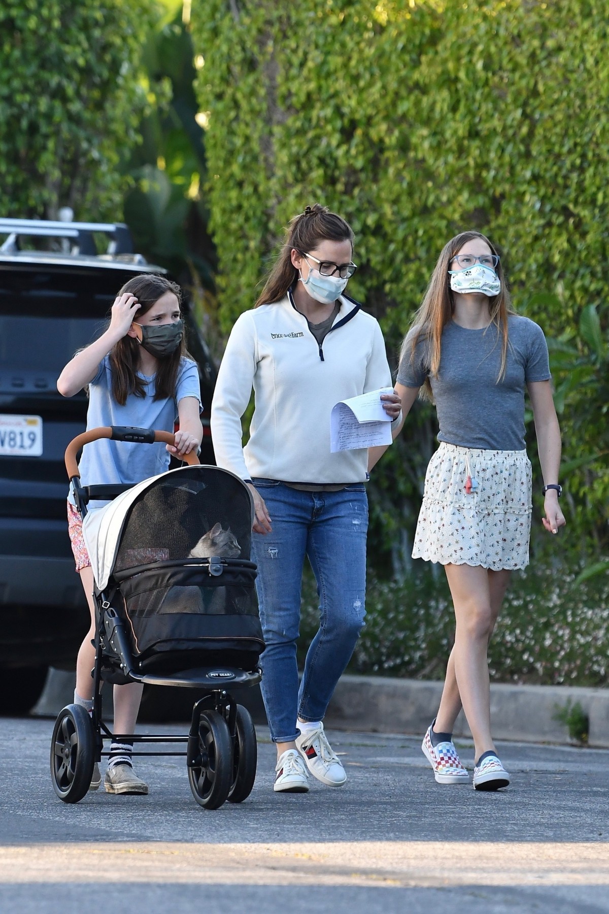 Jennifer Garner goes for a walk with her girls and the family cat