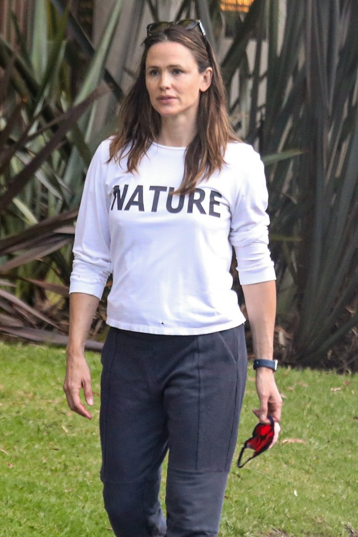 Jennifer Garner takes a Cinco de Mayo walk in her neighborhood