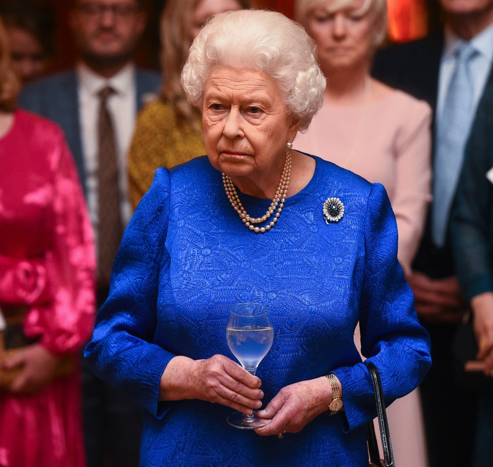 руки елизаветы 2. правая рука елизаветы 2. королева англии елизавета 2 маникюр. королева елизавета фото 2022. лак королевы елизаветы 2.