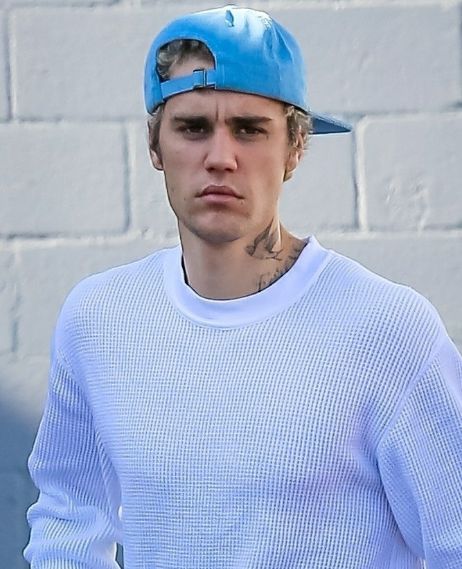 Justin Bieber has a clean face while out for lunch with wife Hailey Bieber