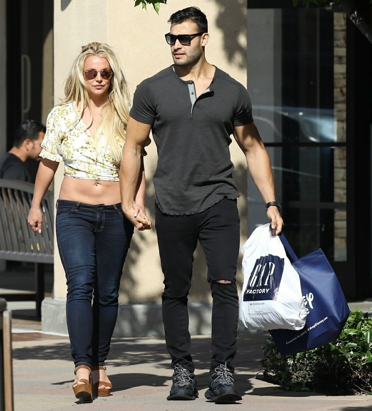 Britney Spears shops at Camarillo Premium outlets