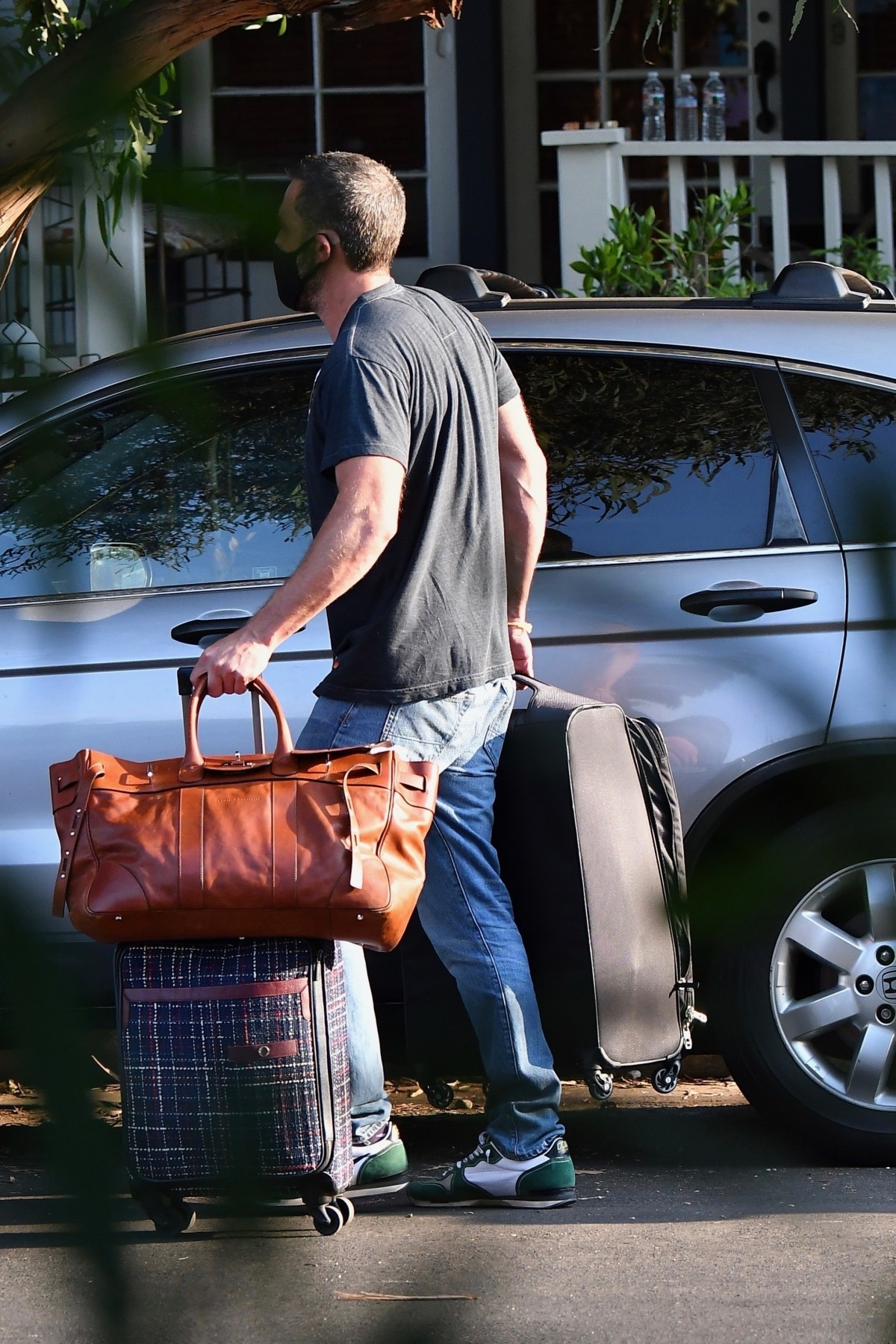 Ben Affleck and Ana de Armas move the last of her things to his LA home